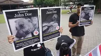 Sejumlah aktivis pecinta anjing membawa poster saat aksi tolak perdagangan daging anjing di Solo, Kamis (25/4).(Liputan6.com/Fajar Abrori)