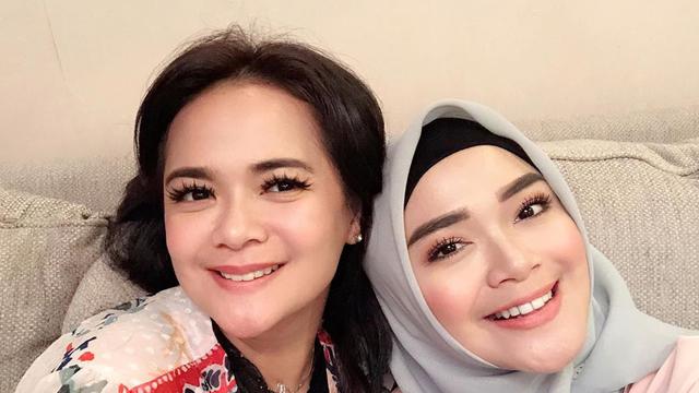 Sering Dikira Kembar, Ini 7 Potret Kebersamaan Shezy dan Sheza Idris