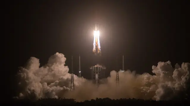 FOTO: China Luncurkan Roket Long March-5 untuk Ambil Sampel dari Bulan