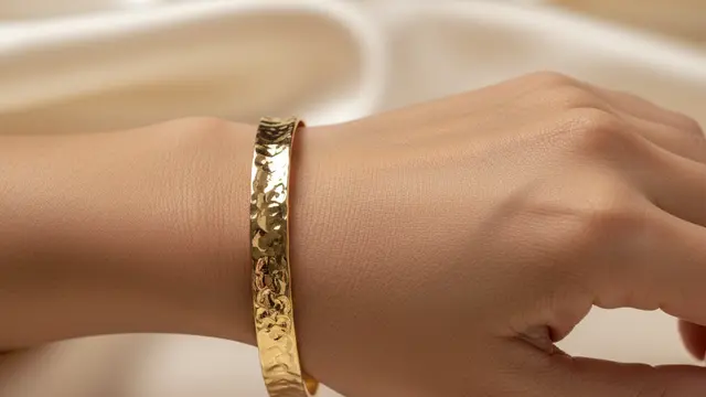 Gelang Emas Klasik untuk Ibu 45 Tahun