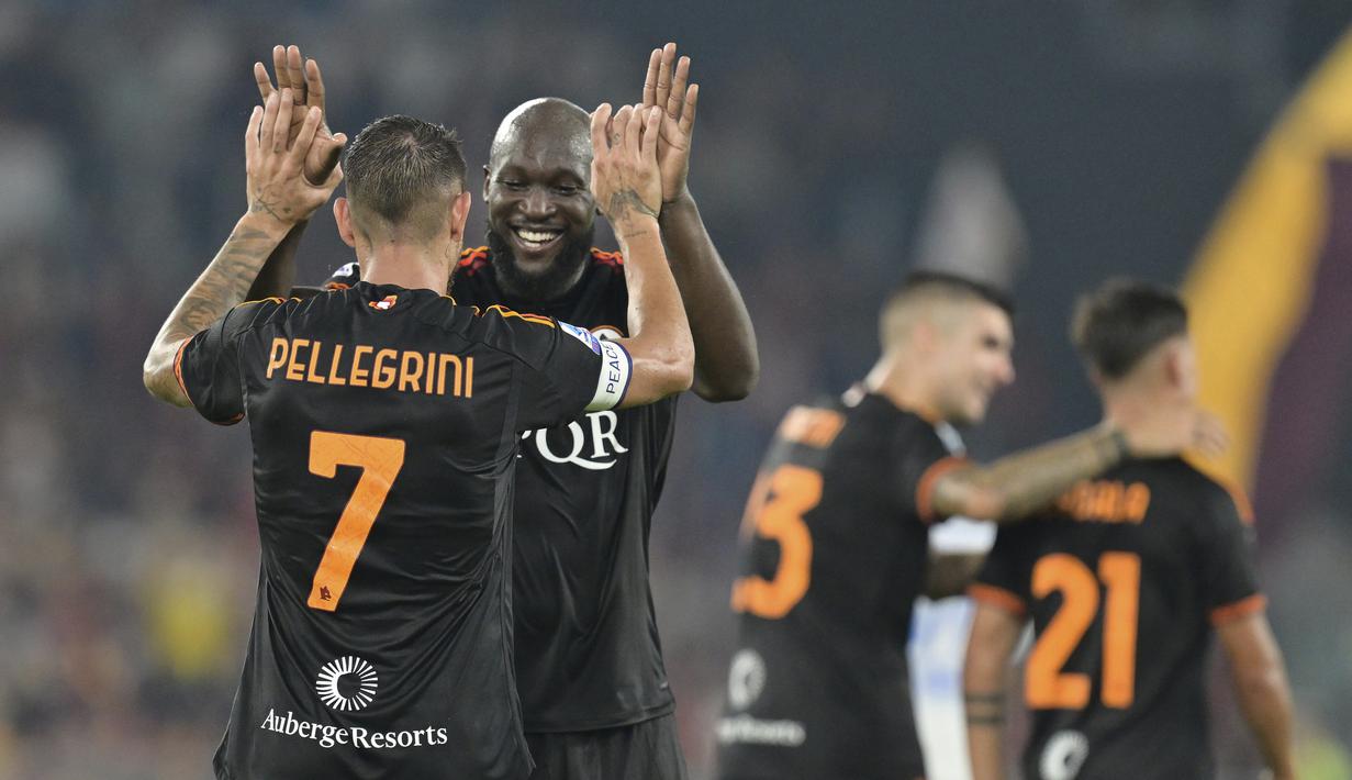 Gelandang AS Roma Lorenzo Pellegrini berselebrasi dengan Romelu Lukaku saat menjamu Frosinone pada laga pekan ketujuh Serie A 2023/2024 di Olimpico, Senin (02/10/2023) dini hari WIB. (Alfredo Falcone/LaPresse via AP)