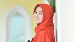 Keahliannya dalam mix and match busana membuat penampilan istri Dude Herlino ini selalu mencuri perhatian. Gaya hijab Alyssa dikenal akan simpel dan sederhana, tak ayal banyak wanita yang mengikuti wanita manis yang satu ini. (Liputan6.com/IG/ /ichasoebandono)