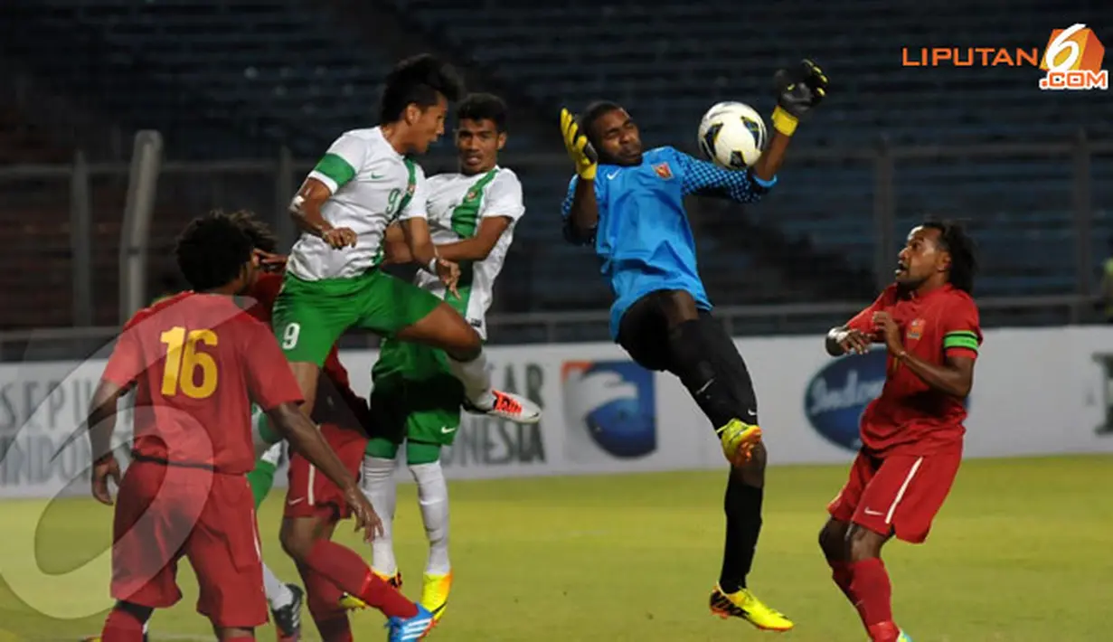 Penjaga gawang Papua Nugini Wilbert Benjamin berjibaku dengan pemain depan Timnas Indonesia (Liputan6.com/Helmi Fithriansyah)