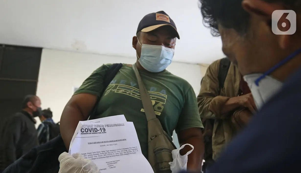 Petugas memeriksa dokumen penumpang Kapal Doro Londa saat tiba di Pelabuhan Tanjung Priok, Jakarta, Kamis (20/5/2021). Pelabuhan Tanjung Priok kembali beroperasi pasca larangan mudik Lebaran 2021 dari Pemerintah. (Liputan6.com/Herman Zakharia)