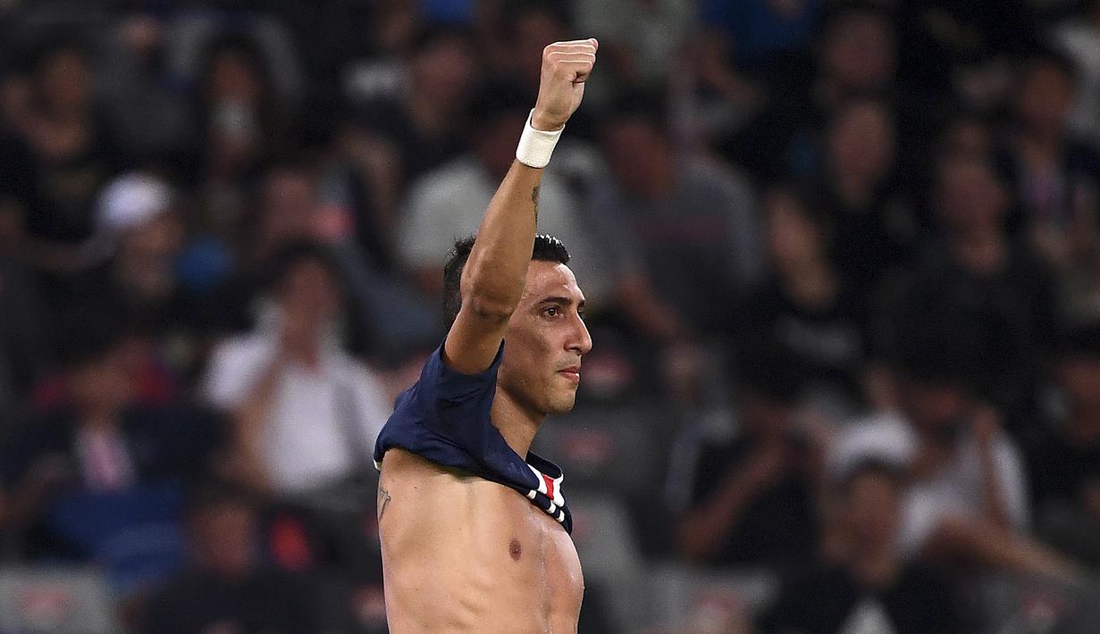 Gelandang PSG, Angel Di Maria, merayakan gol yang dicetaknya ke gawang Rennes pada laga Piala Super Prancis di Stadion Shenzhen, China, Sabtu (3/8). PSG menang 2-1 atas Rennes. (AFP/Franck Fife)