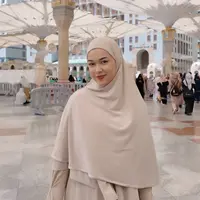 Tampilan Rebecca Klopper saat Umrah. [@rklopperr]
