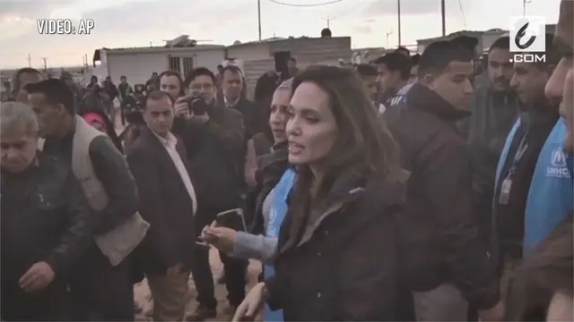 Angelina Jolie kunjungi pengungsi Suriah di Kamp Zaatari, Yordania.