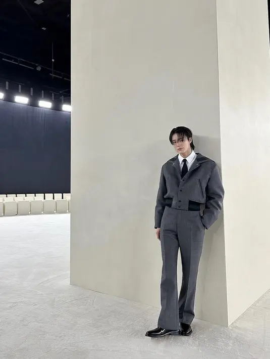 Lee Jeno member NCT juga menghadiri Ferragamo fashion show di Milan. Ia mengenakan setelah abu-abu. Dengan jaket crop top di atas kemeja putih dan dasinya. @leejen_o_423