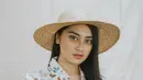 Mengenakan kemeja putih motif bunga dan topi jerami yang lebar, memes tampil santai. Pelantun lagu 'Sampai Kapan' ini terlihat sangat enjoy dengan penampilannya. Tak heran karirnya semakin menanjak dengan segala talentanya yang menjanjikan. (Liputan6.com/IG/@memes_prameswari)