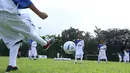 Anak-anak pra sejahtera mengikuti pelatihan sepak bola YKK Asia Group Kids Footbal Clinic  di Ciputat, Tangerang Selatan, Sabtu (7/10). Kegiatan yang menginjak tahun ketiga diikuti 288 anak. (Liputan6.com/Fery Pradolo)