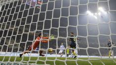 Pemain Inter Milan, Eder mengecoh kiper Pescara pada laga lanjutan Serie A di  Giuseppe Meazza stadium, Milan (28/1/2017). Inter menang 3-0.  (AP /Luca Bruno)