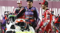 Pembalap Pramac Racing, Franco Morbidelli berbincang dengan rider Ducati, Enea Bastianini. (KARIM JAAFAR / AFP)