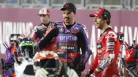 Pembalap Pramac Racing, Franco Morbidelli berbincang dengan rider Ducati, Enea Bastianini. (KARIM JAAFAR / AFP)