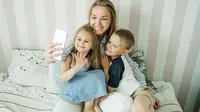 Ilustrasi ibu dan anak, foto. (Photo by Ivan Samkov: https://www.pexels.com/photo/a-mother-taking-a-selfie-with-her-children-4784016/)
