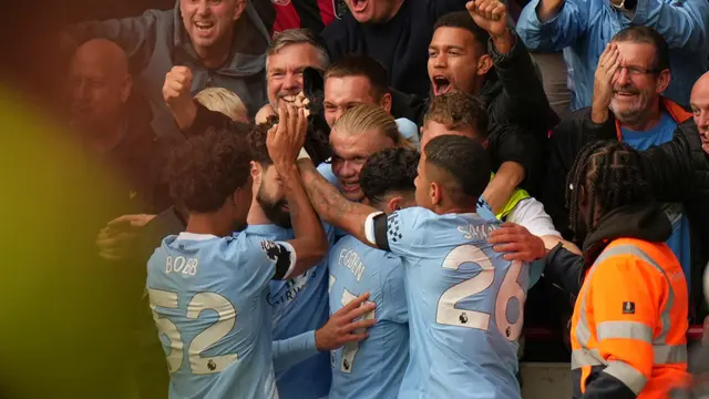 Skuad Manchester City merayakan gol Erling Haaland ke gawang Brentford di pekan ke tujuh Liga Inggris 2025/2026 di Gtech Community Stadium, Minggu (05/10/2025). (AP Photo/Alastair Grant)