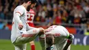 Sergio Ramos mencium sepatu rekan setimnya Isco Alarcon usai mencetak gol kedua saat pertandingan persahabatan melawan Argentina di stadion Wanda Metropolitano di Madrid (27/3). Pada pertandingan itu Spanyol menang 6-1. (AP Photo / Paul White)