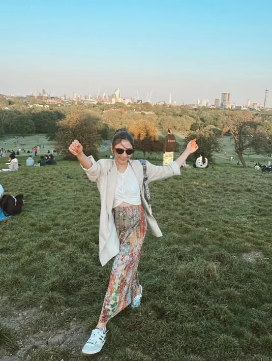 Blazer oversized juga dikenakan Jessica Mila yang dijadikan outer dengan inner putih dan long skirt colorful. [@jscmila]
