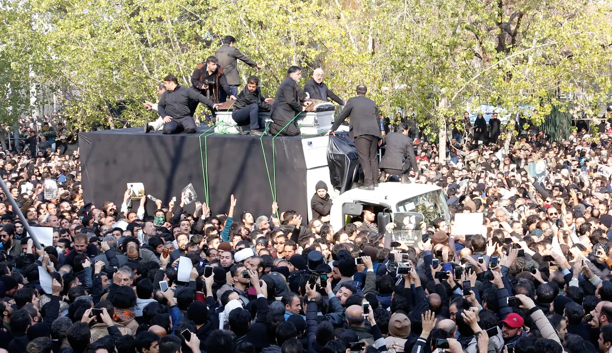 Ribuan orang ikut mengiringi jenazah Hashemi Rafsanjani menuju tempat upacara pemakaman di Teheran, Iran (10/1). Rafsanjani ikut berperan penting dalam reovolusi 1979 namun belakangan bertentangan dengan kelompok garis keras. (AFP/Atta Kenare)