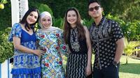 Gaya batik couple Azriel Hermansyah dan Sarah Menzel di ultah Aurel ke-27. (sumber: Instagram/azriel_hermansyah)