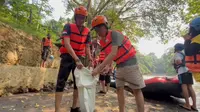 Kejari Depok bersama IJTI-Pokja Wartawan Depok, serta Yayasan Sahabat Ciliwung melaksanakan aksi bersih di sepanjang Kali Ciliwung, Depok. (Liputan6.com/Dicky Agung Prihanto)