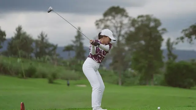 Potret Gaya Sporty Amel Carla Saat Main Golf, Tampil Stylish. (Sumber: Instagram/amelcarla)