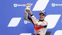 Pembalap Repsol Honda, Alex Marquez, melakukan selebrasi di atas podium usai balapan MotoGP Prancis di Le Mans, Minggu (11/10/2020). Petrucci finis pertama dengan catatan waktu 45 menit 54,736 detik. (AP Photo/David Vincent)
