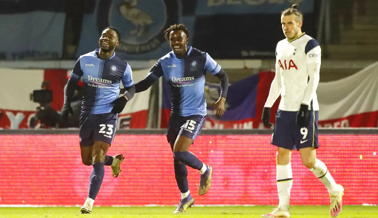 Pemain Wycombe Wanderers Fred Onyedinma (kiri) melakukan selebrasi usai mencetak gol ke gawang Tottenham Hotspur pada pertandingan putaran keempat Piala FA di Stadion Adams Park, High Wycombe, Inggris, Senin (25/1/2021). Tottenham Hotspur menang 4-1. (AP Photo/Frank Augstein)