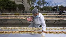 Koki menyiapkan lebih dari 80.000 Tacos, makanan tradisional Meksiko di Guadalajara, Meksiko, 15 Februari 2015. Susunan Taco sepanjang 2,5 km tersebut memecahkan rekor dunia versi Guinness.(AFP Photo/Hector Guerrero)