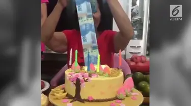 Di hari ulang tahunnya yang ke 71 tahun, seorang ibu asal Pontianak mendapat kejutan spesial dari sang putri tercinta. Rupanya di dalam kue ulang tahun untuk sang ibunda terselip sejumlah uang.