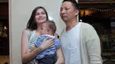 Sebagai ibu baru, Sabai Morscheck lebih senang merawat sendiri buah cintanya dengan Ringgo Agus Rahman. Ia mengakui sangat posesif dalam mengurus anaknya. (Deki Prayoga/Bintang.com)
