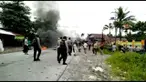 Seorang guru tewas ditabrak dua anak di bawah umur. Warga yang kesal memblokade jalan penghubung Timika dan Kuala Kencana.