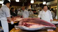 Pekerja restoran susi ternama Jepang memotong ikan tuna sirip biru seberat 278 kg di restoran mereka, Tokyo, Sabtu (5/1). Ikan tuna raksasa itu telah memecahkan rekor penjualan tertinggi, dengan dibeli seharga $ 3,1 juta (Rp43,4 miliar). (Kazuhiro NOGI/AF