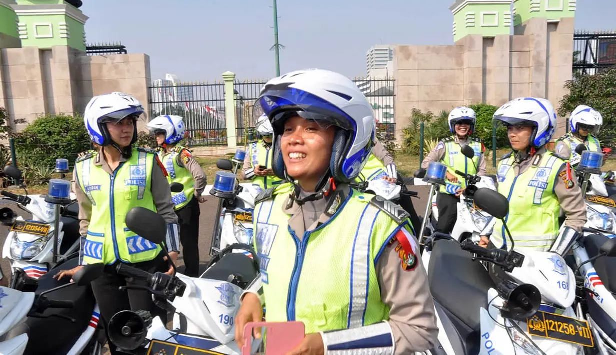 Puluhan polwan yang berjaga di depan gedung DPR tersebut terlihat berseragam lengkap dan mengendarai motor, Jakarta, (20/10/14). (Liputan6.com/Miftahul Hayat)  