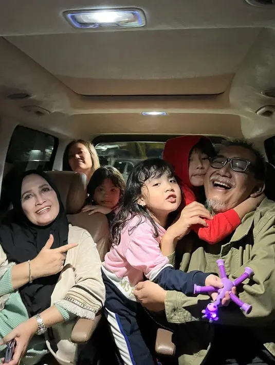 Potret bahagia aktor berdarah Indonesia dan Belanda itu bersama istri dan cucu-cucunya saat di Jepang. [Instagram/deddy_mizwar]