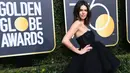 Model cantik, Kendall Jenner menghadiri karpet merah Golden Globe Awards 2018 di California, Minggu (7/1). Dengan model gaun ini, Kendall Jenner memperlihatkan bahu seksi dan kaki jenjangnya di atas karpet merah. (Frazer Harrison/Getty Images/AFP)