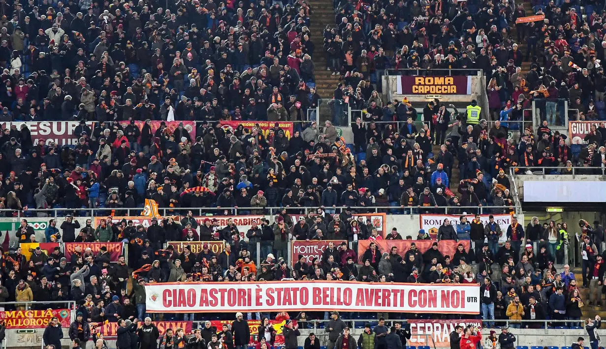 Dukungan suporter Roma untuk kapten Fiorentina, Astori dengan membentangkan spanduk raksasa "Bye Astori, it was nice having you with us"  saat laga Serie A antara Roma vs Torino di Olympic Stadium, Roma, (9/3/2018).  (Alessandro Di Meo/ANSA via AP