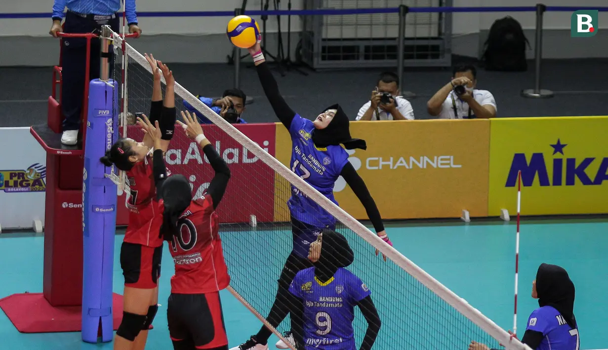Posisi Jakarta Pertamina Fastron tidak terkejar lagi di klasemen putaran pertama. Mereka mencatat empat kemenangan dari empat laga, sehingga memuncaki klasemen dengan 12, unggul 7 poin dari Bandung BJB di Posisi kedua. (Bola.com/Bagaskara Lazuardi)