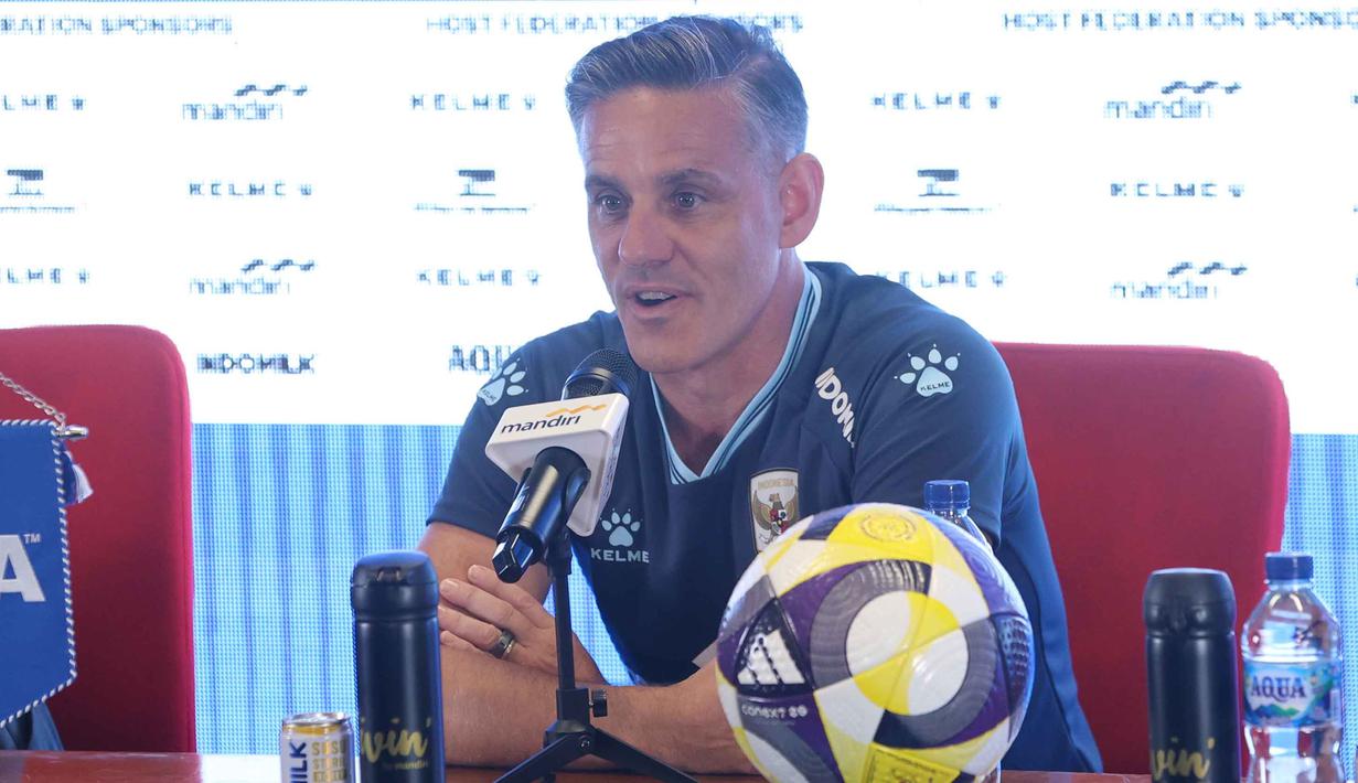 Diketahui, pelatih asal Kanada ini telah mematangkan taktik dan memimpin sesi latihan di Stadion Madya menjelang laga perdananya pada Selasa 24 Maret 2026. Tampak dalam foto, pelatih Timnas Indonesia, John Herdman, saat memberi keterangan sebelum laga melawan Saint Kitts and Nevis pada ajang FIFA Series 2026 di Media Center Stadion Utama Gelora Bung Karno (SUGBK), Jakarta, Kamis (26/3/2026). (Bola.com/M Iqbal Ichsan)