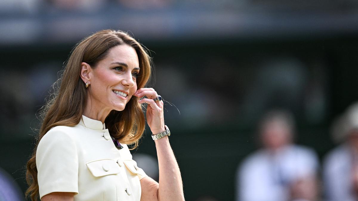 Fashion Statement Kate Middleton di Wimbledon 2025, Atasan Berstruktur Plus Rok Lipit
