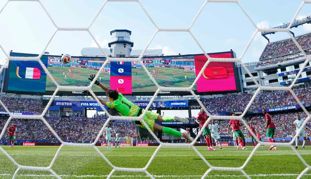 Kiper Maroko Yassine Bounou  kebobolan oleh pemain Prancis Kylian Mbappe selama pertandingan perempat final Piala Dunia sepak bola antara Prancis dan Maroko di Foxborough, Mass., dekat Boston, Kamis, 9 Juli 2026. (AP Photo/Matt Slocum)