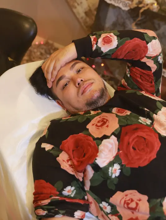 Bermacam perawatan masih terus dilakukan oleh desainer yang pernah menjalin kasih dengan Rossa itu. Selain kesehatan kulit, Ivan juga sedang berjuang untuk mengurangi massa tubuhnya dengan perawatan yang masih dirahasiakan. (Galih W. Satria/Bintang.com)