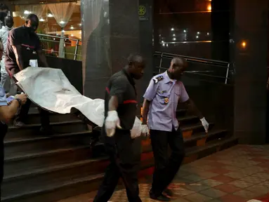 Petugas mengevakuasi jenazah korban tewas dalam aksi penyanderaan di Hotel Radisson Blu di Bamako, Mali, Jumat (20/11). Aksi penyanderaan yang berlangsung selama 9 jam tersebut menewaskan 27 orang. (REUTERS/Joe Penney)