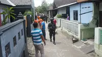 Densus 88 Antiteror Mabes Polri menggeledah rumah mertua terduga teroris Bekasi, di Ledoksari RT 8 RW 10 Pajang, Laweyan, Solo. (Fajar Abrori/Liputan6.com)