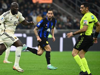 Pemain AS Roma, Romelu Lukaku (kiri) berusaha mengontrol bola saat pertandingan pekan ke-10 Liga Italia 2023/2024 melawan Inter Milan yang berlangsung di San Siro Stadium, Milan, Minggu (29/10/2023). (AFP/Isabella Bonotto)