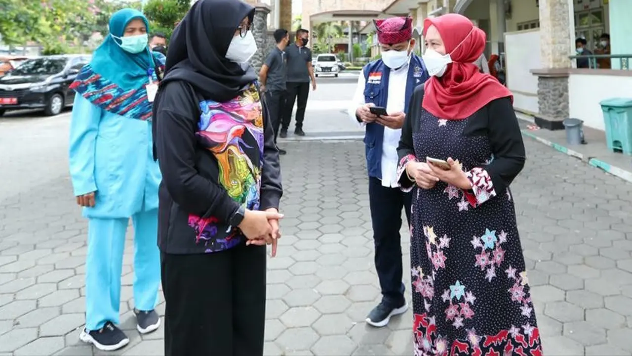 Ipuk Fiestiandani (kiri) mendatangi sejumlah rumah sakit Covid-19 di RS Banyuwangi (Dian Kurniawan/Liputan6.com)