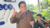 Menteri Badan Usaha Milik Negara (BUMN) Erick Thohir&nbsp; di Kantor Kementerian BUMN, Senin (10/2/2025). Erick Thohir menjelaskan mengenai&nbsp; penunjukan Mayor Jenderal TNI Novi Helmy Prasetya sebagai Dirut Perum Bulog. (Liputan6.com/Tira)
