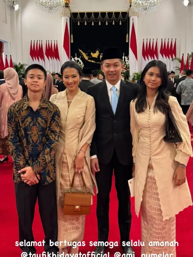 Ami Gumelar Istri Taufik Hidayat saat Pelantikan Wakil Menteri.