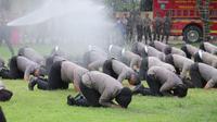 Puluhan polisi sujud syukur usai naik pangkat di awal tahun 2024. (Foto: Liputan6.com/Humas Polres Pemalang)