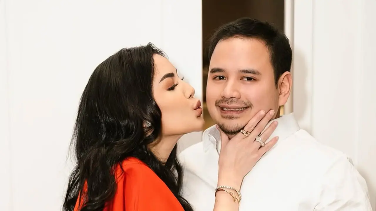 Umumkan Sudah Menikah, Gaya Nindy Ayunda Rayakan Ultah Dito dengan Gaun Merah Elegan