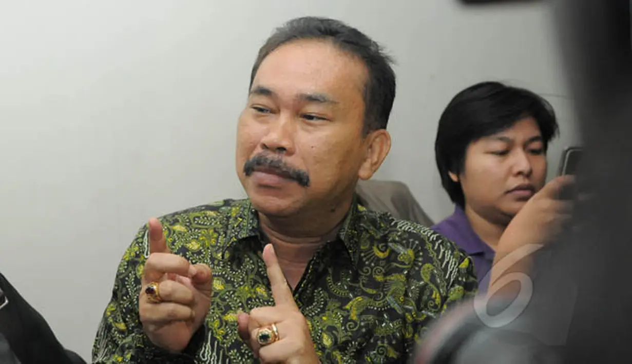 Bupati nonaktif Tapanuli Tengah, Raja Bonaran Situmeang seusai menjalani sidang perdana di Pengadilan Tipikor, Jakarta, Kamis (23/2/2015). Raja Bonaran didakwa menyuap mantan Ketua MK Akil Mochtar senilai Rp 1,8 miliar. (Liputan6.com/Herman Zakharia)